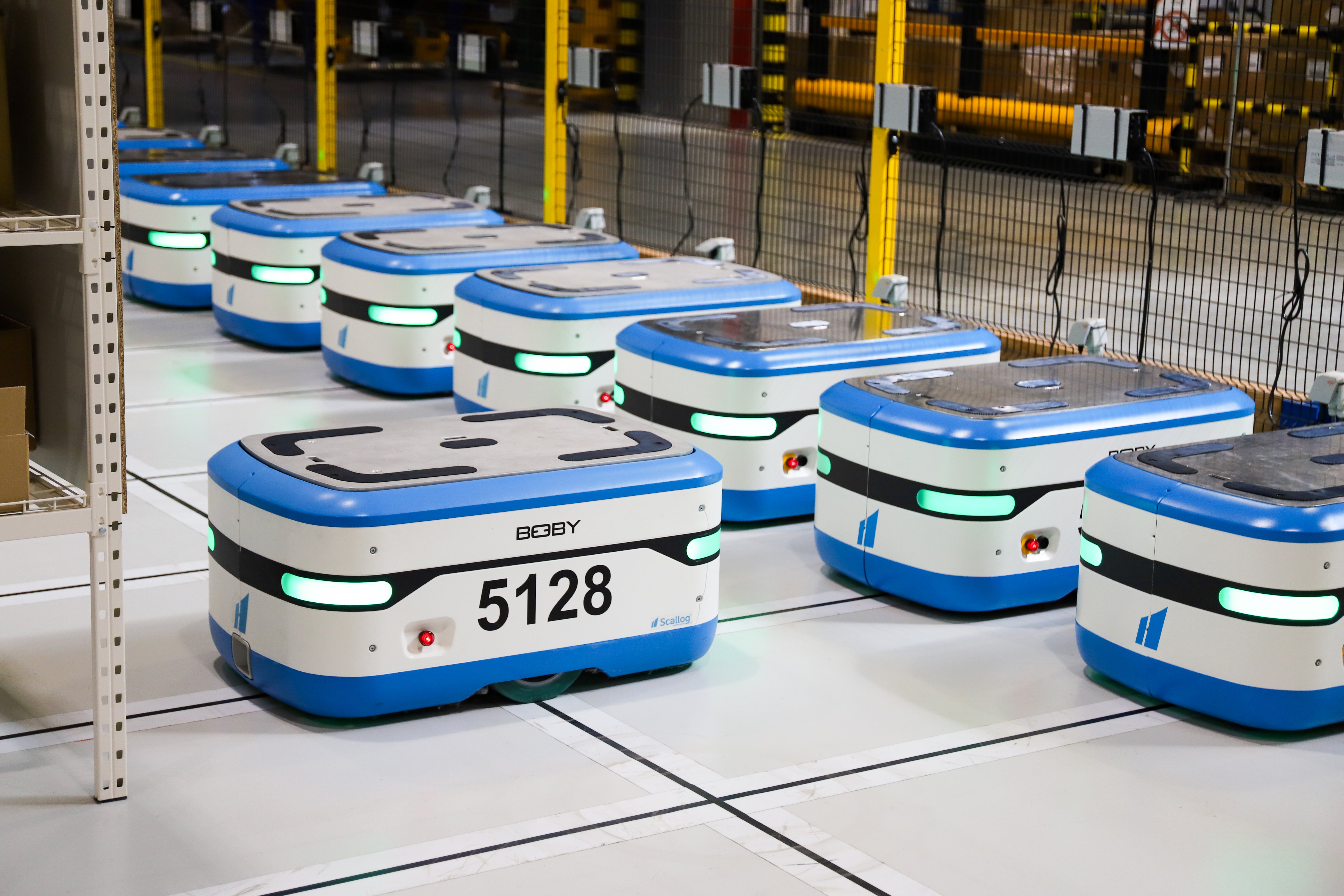 les robots organisent une logistique des retours à la pièce